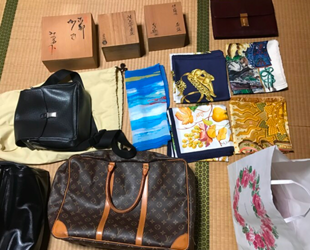 ブランドバッグ、スカーフ、骨董品、食器など